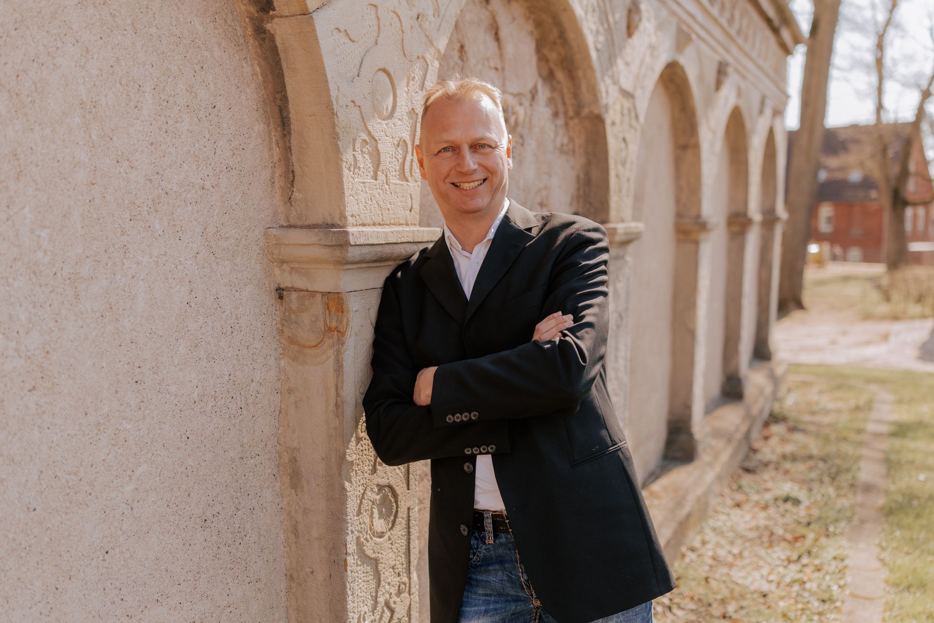 Carsten Kölling – verschränkte Arme, selbstbewusst und offen